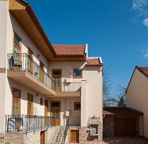 ゲストハウス Csanabella House